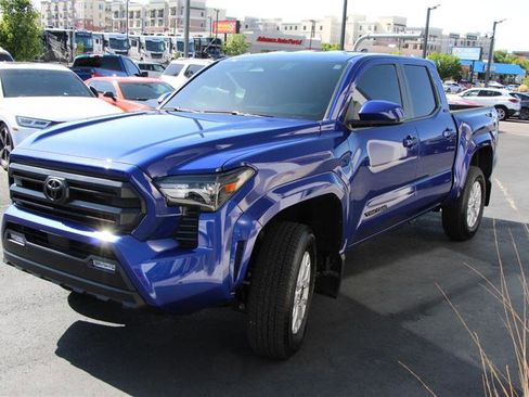 Used 2025 Toyota Tacoma SR5 AWD/4WD image 4