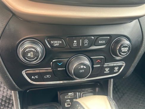 Used 2015 Jeep Cherokee Latitude w/ Cold Weather Group image 25