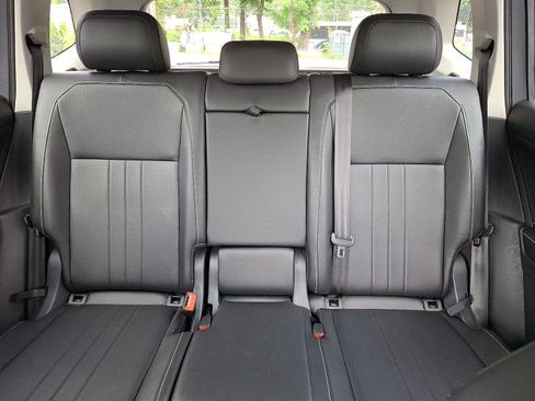 Used 2024 Volkswagen Tiguan SE w/ Panoramic Sunroof Package AWD/4WD image 11