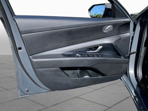 Used 2025 Hyundai Elantra Hybrid FWD image 21