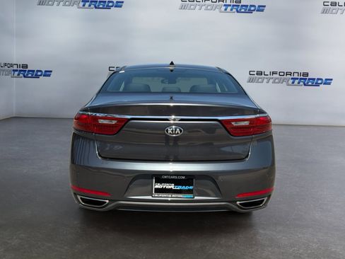 Used 2017 Kia Cadenza Premium w/ Luxury Package FWD image 6