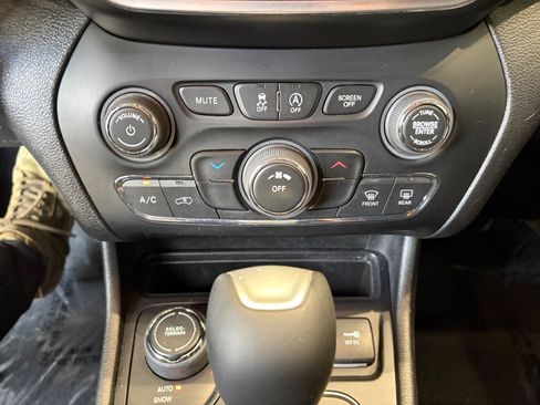 Used 2019 Jeep Cherokee Latitude AWD/4WD image 25