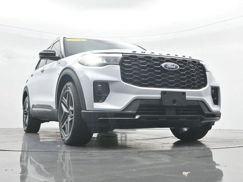 Used 2026 Ford Explorer ST-Line w/ ST-Line Street Pack RWD image 28