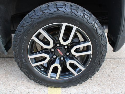 Used 2022 GMC Sierra 1500 AT4 w/ AT4 Premium Package image 18