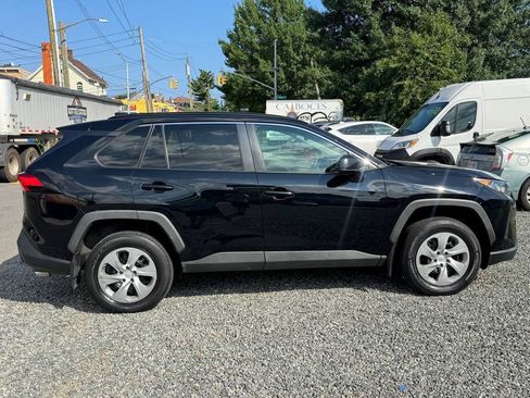 Used 2021 Toyota RAV4 LE AWD/4WD image 4