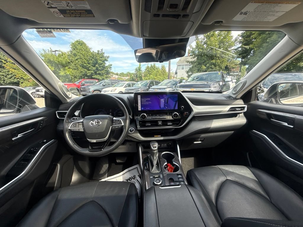 Used 2024 Toyota Highlander Platinum AWD/4WD image 26