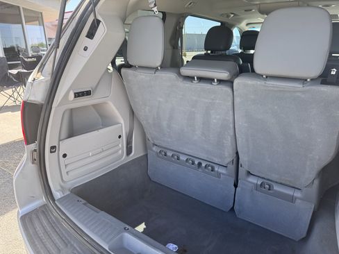 Used 2011 Volkswagen Routan SEL FWD image 54