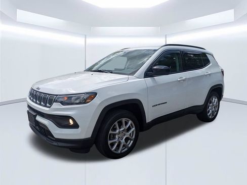 Used 2022 Jeep Compass Latitude w/ Sun and Sound Group AWD/4WD image 8