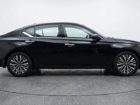 Used 2025 Nissan Altima 2.5 SV image 11