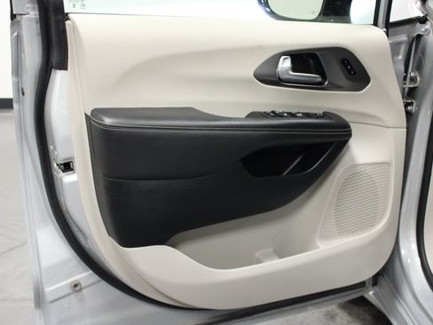 Used 2024 Chrysler Pacifica Touring-L FWD image 11