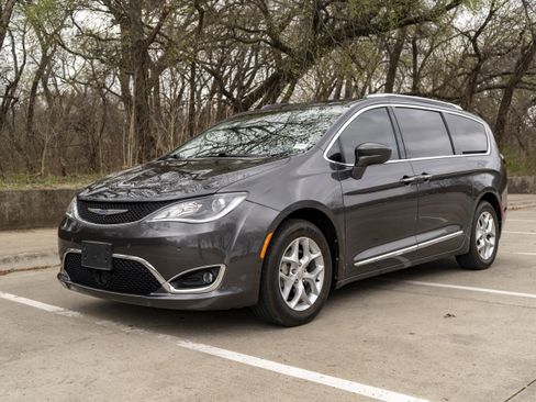 Used 2019 Chrysler Pacifica Touring-L Plus w/ Advanced Safetytec Group image 5