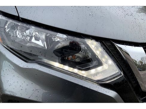 Used 2018 Nissan Rogue SV image 28