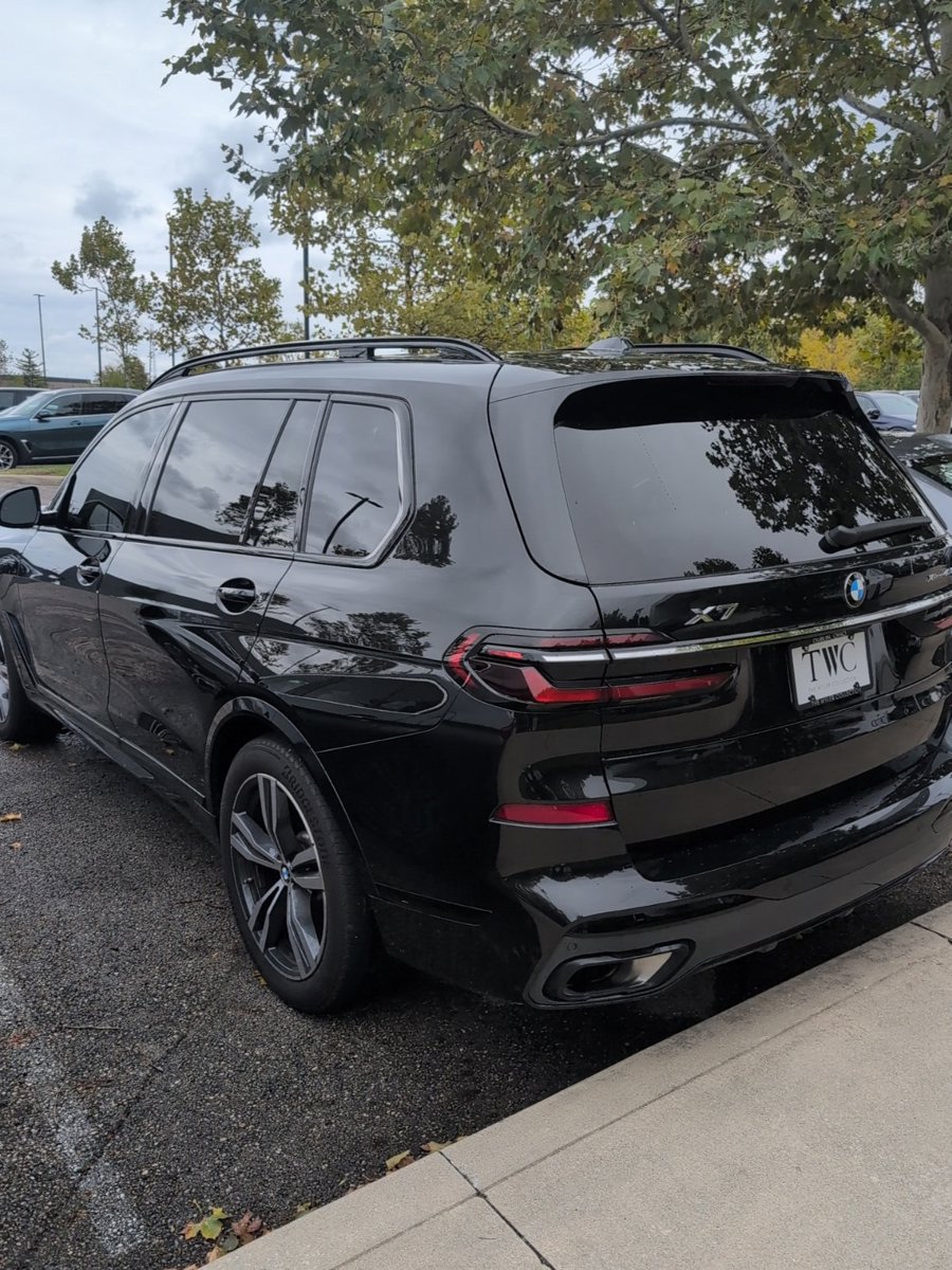 Used 2023 BMW X7 xDrive40i w/ Executive Package AWD/4WD image 2
