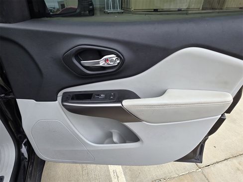 Used 2019 Jeep Cherokee Limited image 9