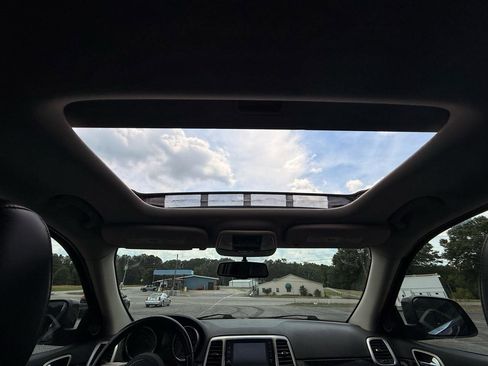 Used 2012 Jeep Grand Cherokee Laredo RWD image 19