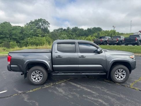 Used 2017 Toyota Tacoma SR5 w/ Tow Package AWD/4WD image 2