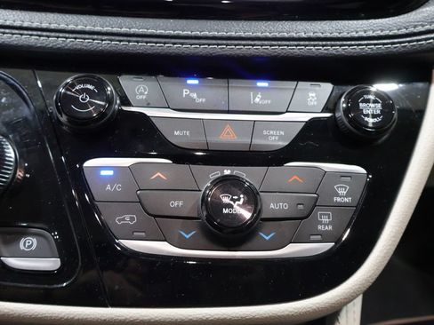 Used 2024 Chrysler Pacifica Limited FWD image 36