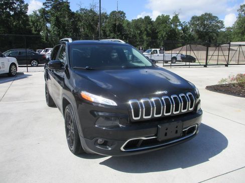 Used 2017 Jeep Cherokee Limited w/ Luxury Group FWD image 5