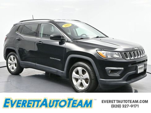 Used 2018 Jeep Compass Latitude FWD image 1