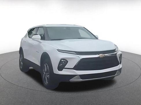 Used 2025 Chevrolet Blazer LT FWD image 3