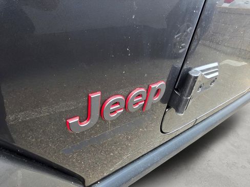 Used 2018 Jeep Wrangler Unlimited Rubicon w/ Dual Top Group AWD/4WD image 15