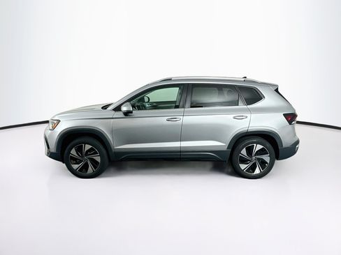 Used 2025 Volkswagen Taos SE AWD/4WD image 4