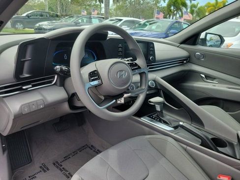 Used 2025 Hyundai Elantra SE w/ Cargo Package image 16