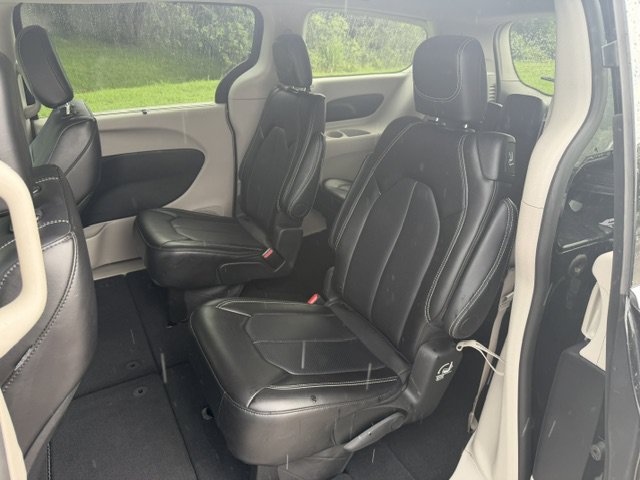 Used 2024 Chrysler Pacifica Touring-L FWD image 11