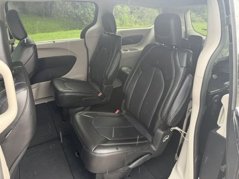 Used 2024 Chrysler Pacifica Touring-L FWD image 11