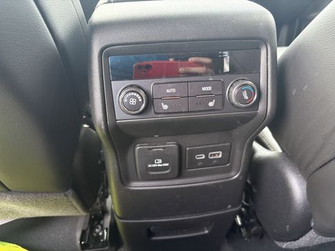 Used 2023 GMC Acadia SLT w/ Preferred Package image 15