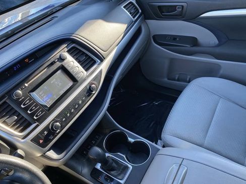 Used 2015 Toyota Highlander LE image 19