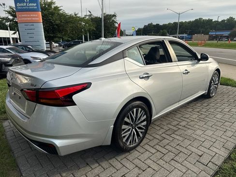 Used 2024 Nissan Altima 2.5 SV w/ SV Premium Package FWD image 6
