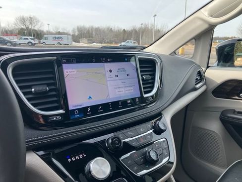 Used 2024 Chrysler Pacifica Limited image 11