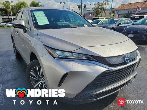 Used 2021 Toyota Venza LE image 1