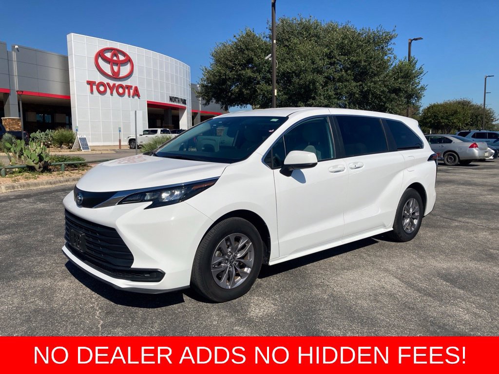 Used 2025 Toyota Sienna LE FWD image 1