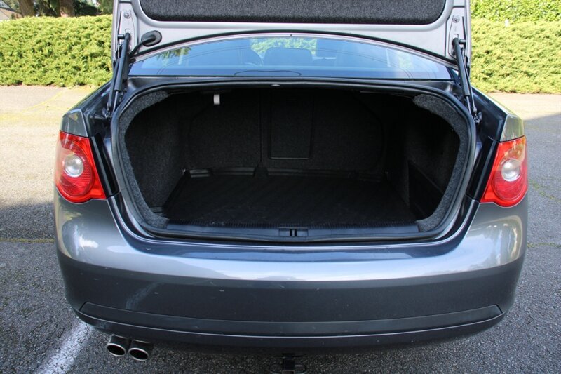 Used 2005 Volkswagen Jetta 2.5 FWD image 16