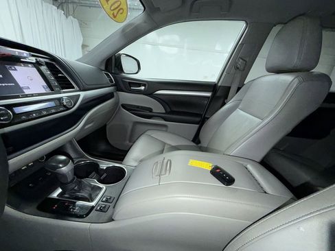 Used 2019 Toyota Highlander XLE image 4