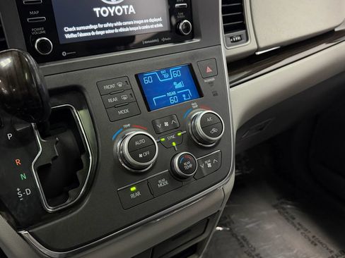 Used 2018 Toyota Sienna XLE Premium AWD/4WD image 28