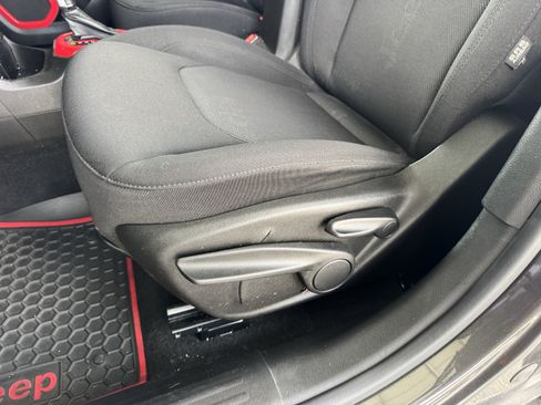 Used 2017 Jeep Renegade Latitude AWD/4WD image 14