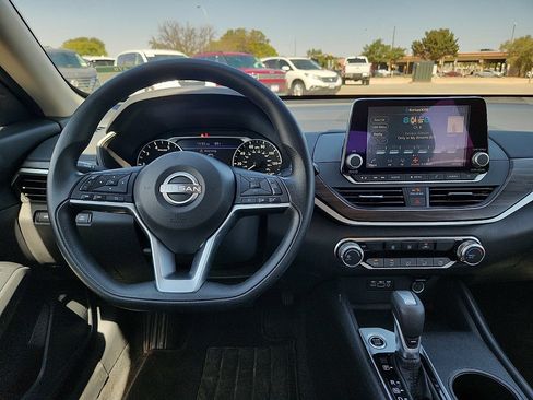 Used 2025 Nissan Altima 2.5 SV FWD image 7