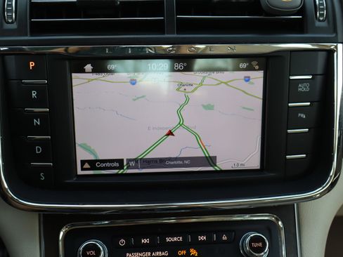 Used 2018 Lincoln Continental Select FWD image 25