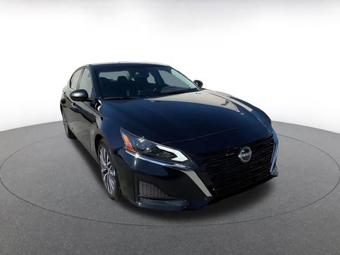 Used 2025 Nissan Altima 2.5 SV image 3