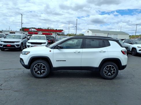 Used 2025 Jeep Compass Trailhawk AWD/4WD image 2