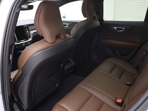 Used 2025 Volvo V60 B5 Cross Country Plus image 11