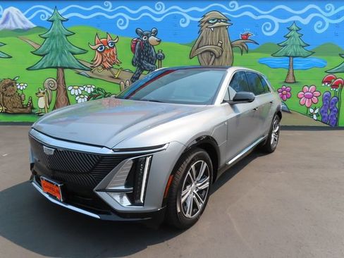 Used 2025 Cadillac Lyriq Luxury AWD/4WD image 3