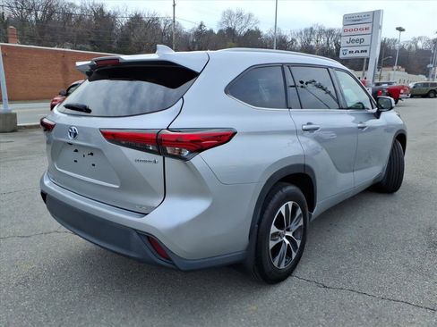 Used 2022 Toyota Highlander XLE image 4