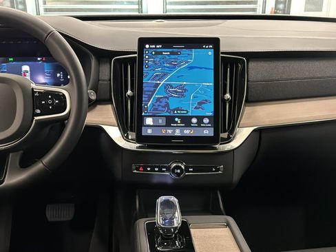 Used 2025 Volvo XC90 B6 Plus image 11