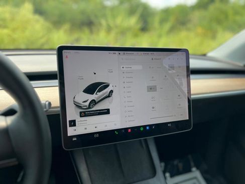 Used 2022 Tesla Model Y Long Range image 21