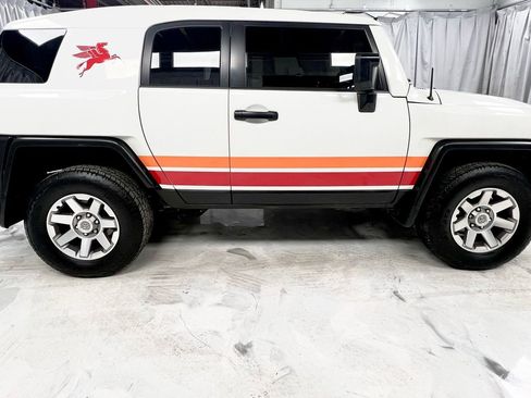 Used 2014 Toyota FJ Cruiser 4WD image 5