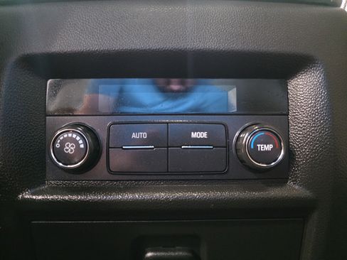 Used 2023 Chevrolet Traverse LT FWD image 28